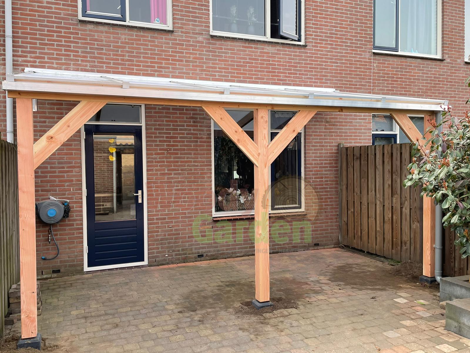 Douglas houten veranda met polycarbonaat bovenbouwsysteem